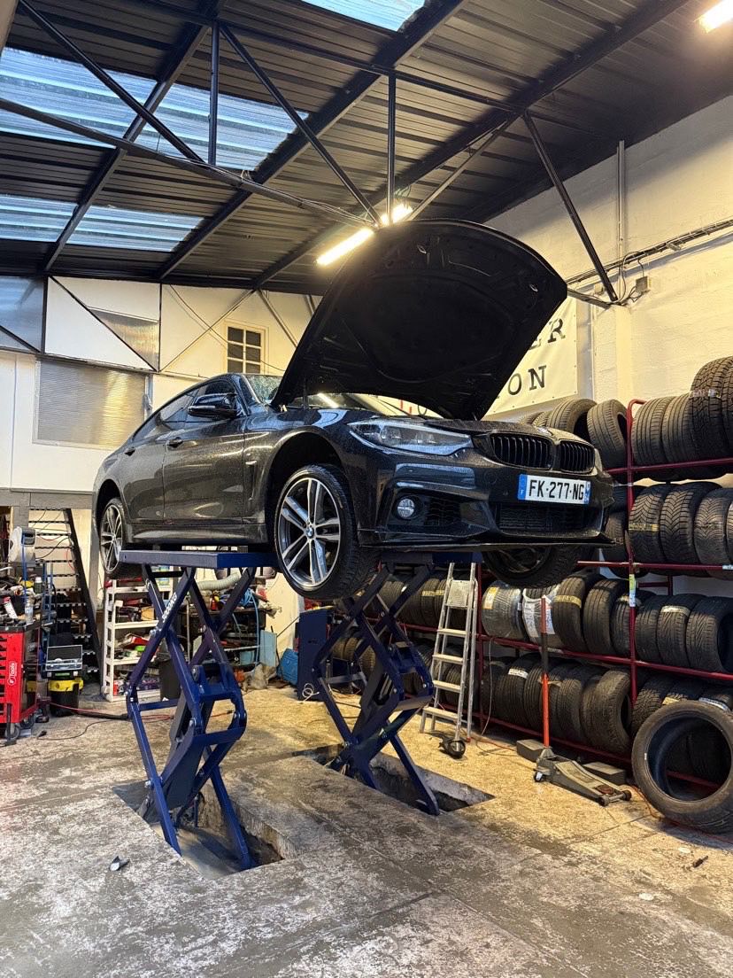 BMW sur pont élévateur — mécanique et pneumatiques à Bayonne